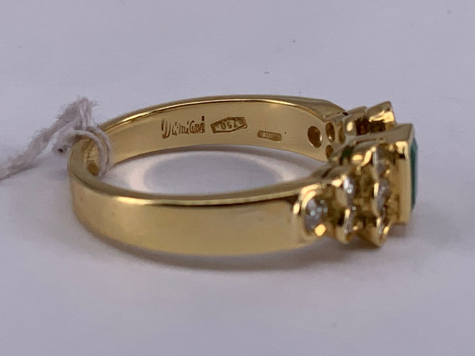 54 Bague sertie clos en or jaune avec émeraude et diamant 58 Facettes BA 641