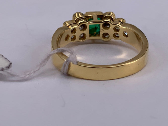 54 Bague sertie clos en or jaune avec émeraude et diamant 58 Facettes BA 641