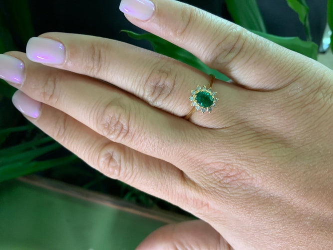 58 Bague marguerite ovale en or jaune, émeraude et diamants 58 Facettes BA 624