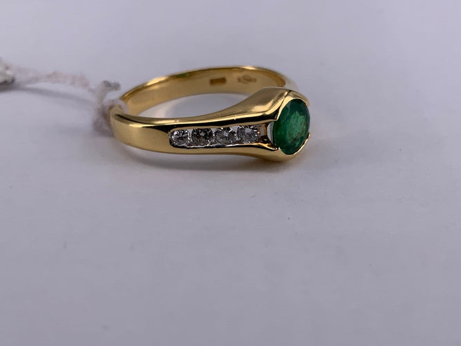 52 Bague vintage en or jaune avec émeraude serti clos et diamants 58 Facettes BA 640