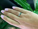 52 Bague torsadée en or blanc, émeraude et diamant 58 Facettes BA 644