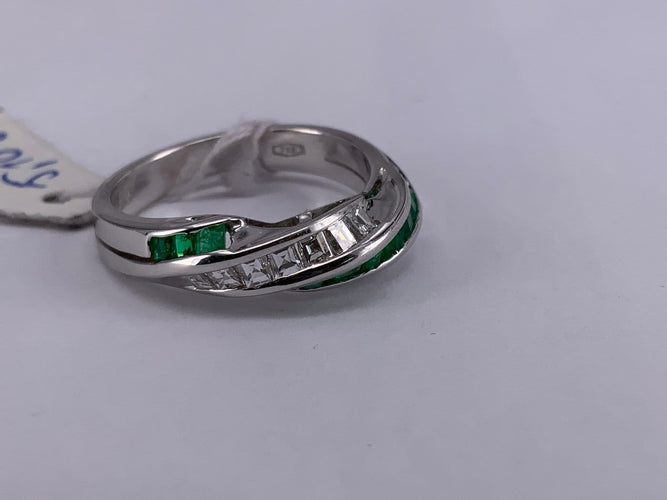 52 Bague torsadée en or blanc, émeraude et diamant 58 Facettes BA 644