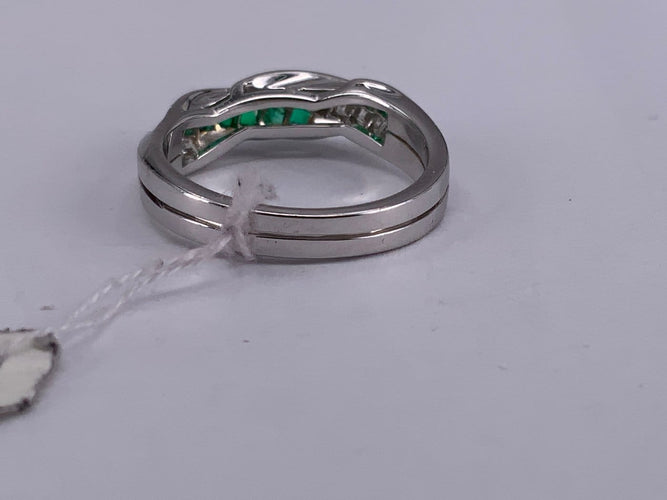 52 Bague torsadée en or blanc, émeraude et diamant 58 Facettes BA 644
