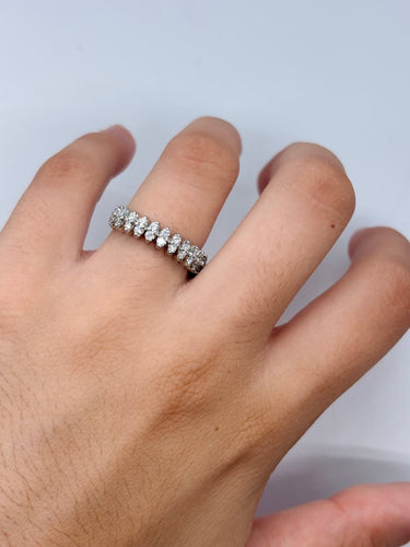 52 Demi-alliance en or blanc 18K et diamants 58 Facettes 2177