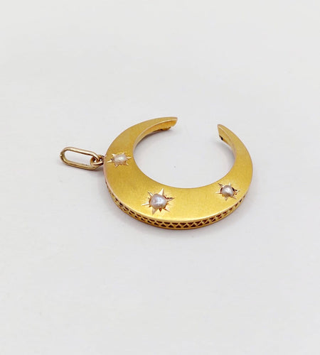 Pendentif croissant de lune en or 18k et perles 58 Facettes A07638