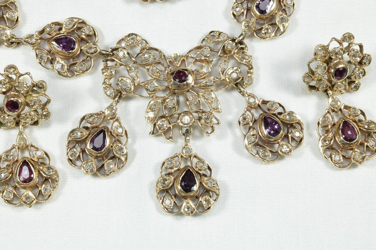 Parure ancienne - Collier et boucles d'oreilles en or, diamants et rubis 58 Facettes 3844