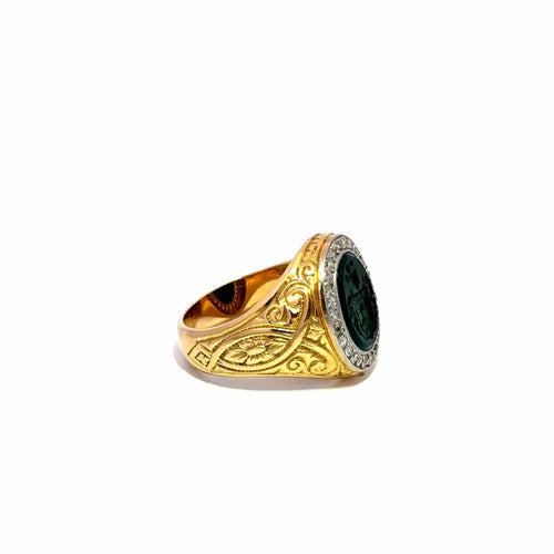 51 Bague chevalière en or jaune avec camée vert et diamants 58 Facettes 50486