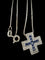 Pendentif croix en or blanc 18 carats, saphirs et diamants 58 Facettes Pendentif 4
