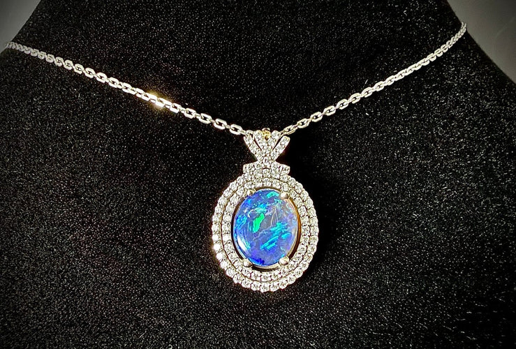 Pendentif en or blanc 14 carats, opale bleue et diamants 58 Facettes Pendentif 5