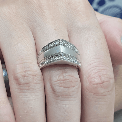 57 Bague en or blanc 18k et diamants 58 Facettes S312