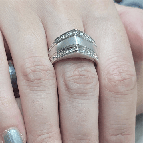 57 Bague en or blanc 18k et diamants 58 Facettes S312