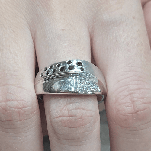 57 Bague en or blanc avec diamants noirs et blancs 58 Facettes S100