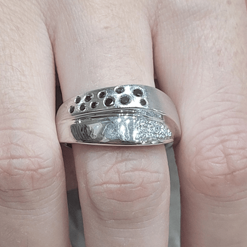 57 Bague en or blanc avec diamants noirs et blancs 58 Facettes S100
