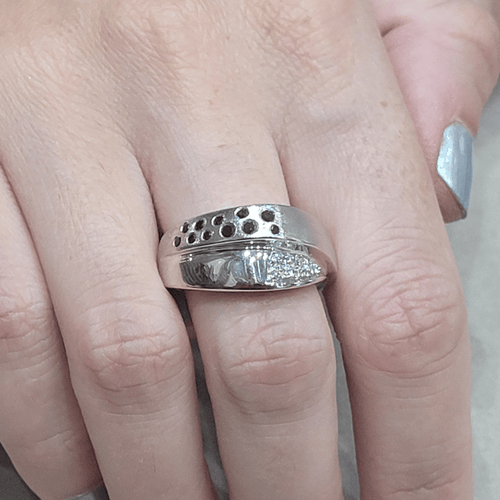 57 Bague en or blanc avec diamants noirs et blancs 58 Facettes S100