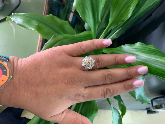 54 Bague cocktail en or blanc et diamants jaunes 58 Facettes BA 33