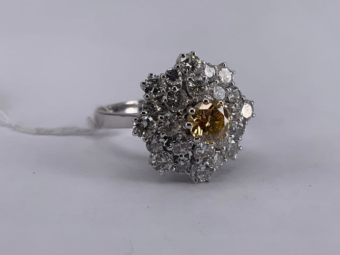 54 Bague cocktail en or blanc et diamants jaunes 58 Facettes BA 33