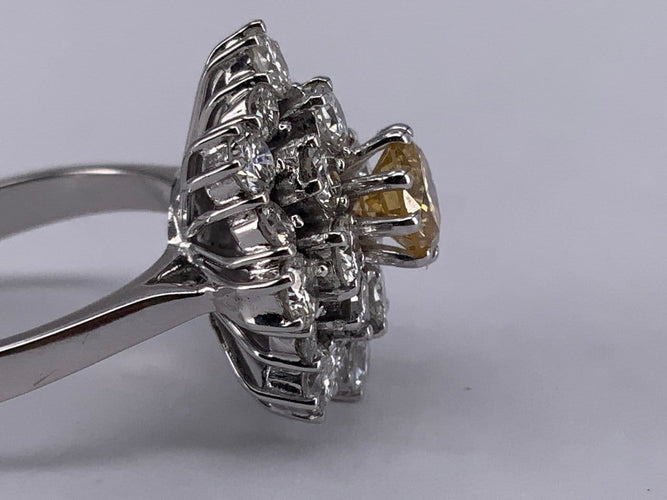 54 Bague cocktail en or blanc et diamants jaunes 58 Facettes BA 33