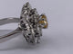54 Bague cocktail en or blanc et diamants jaunes 58 Facettes BA 33