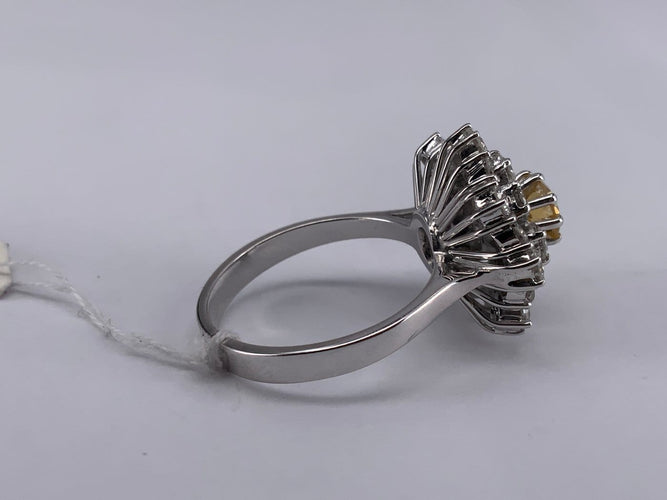 54 Bague cocktail en or blanc et diamants jaunes 58 Facettes BA 33