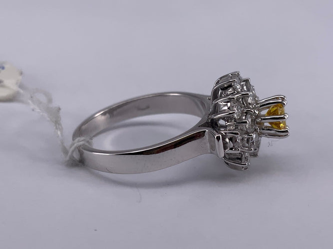 52.5 Bague fleur cocktail en or blanc avec diamants Fancy Yellow 58 Facettes BA 42