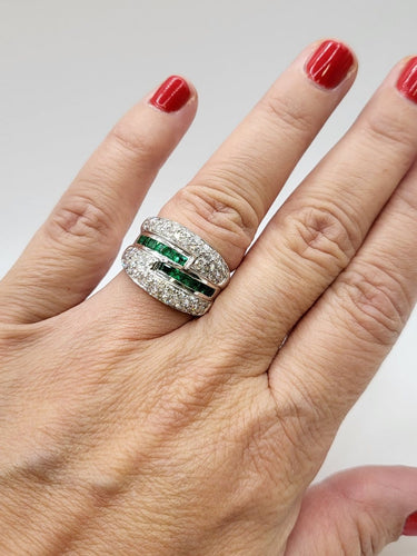 53 Bague en or gris pavée de diamants et émeraudes calibrées 58 Facettes 326/96