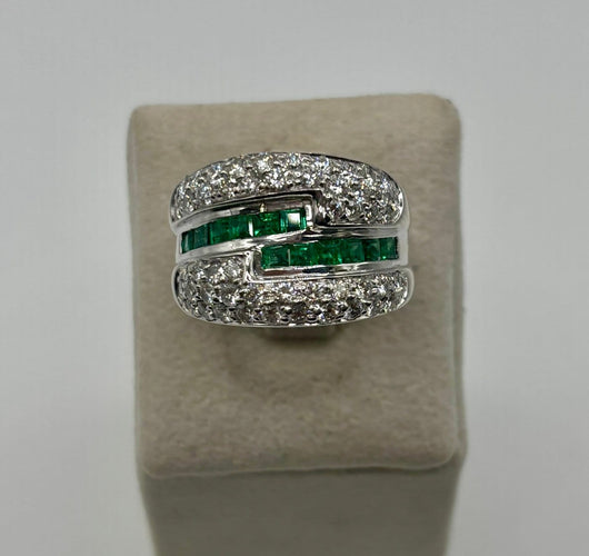 53 Bague en or gris pavée de diamants et émeraudes calibrées 58 Facettes 326/96