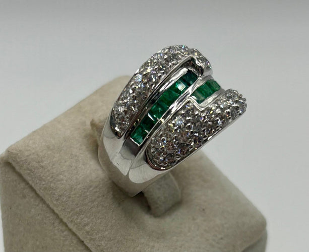 53 Bague en or gris pavée de diamants et émeraudes calibrées 58 Facettes 326/96