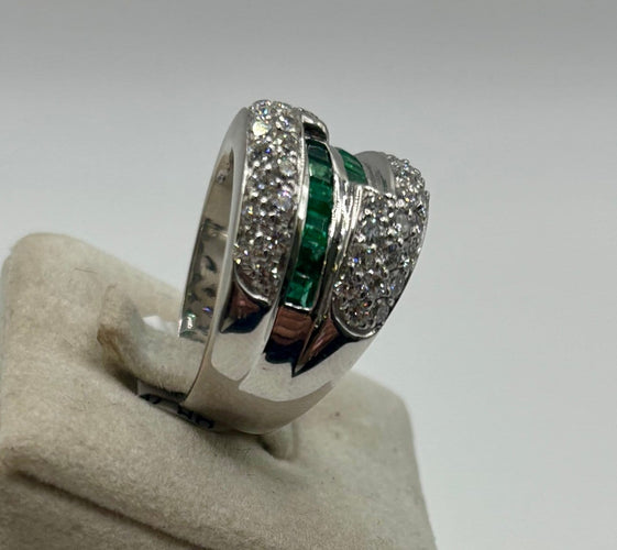 53 Bague en or gris pavée de diamants et émeraudes calibrées 58 Facettes 326/96