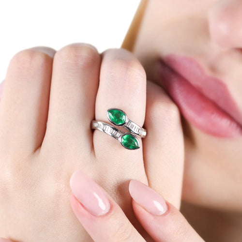 53 Bague contrarié en or blanc, émeraudes de Colombie et diamants 58 Facettes 13593