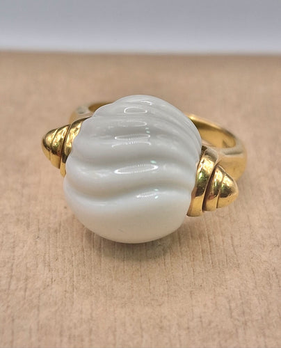 Bague Bulgari Chandra - Bague en or jaune 18 kt et porcelaine blanche 58 Facettes