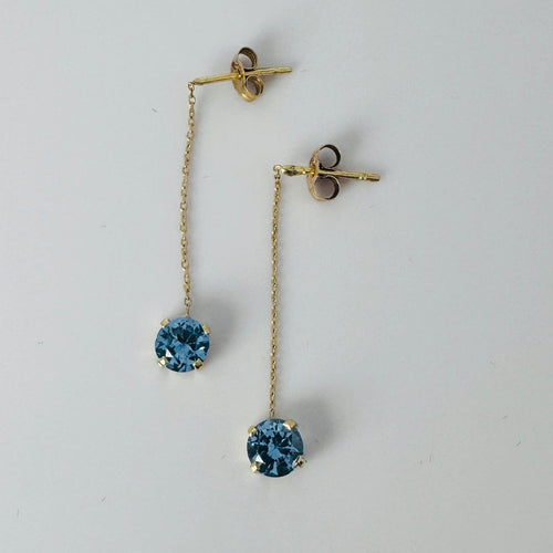 https://cdn.shopify.com/s/files/1/0829/5212/6812/files/Oorbellen_goud_met_blauwe_steen.jpg?v=1770806060