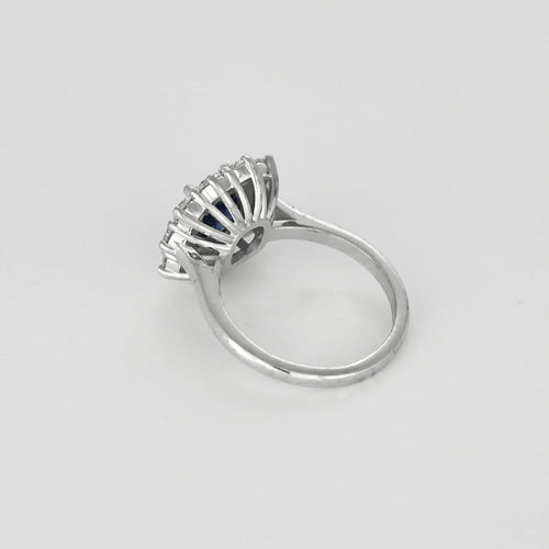 53 Bague marguerite en or blanc, saphir non chauffé et diamants 58 Facettes EB12