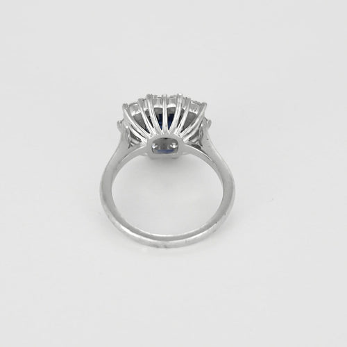 53 Bague marguerite en or blanc, saphir non chauffé et diamants 58 Facettes EB12