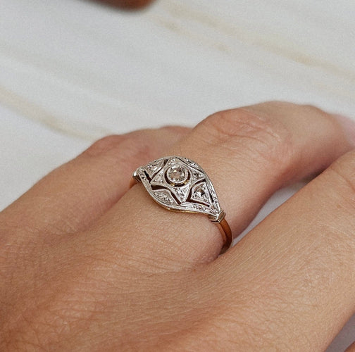 52 Art déco - Bague en or jaune, platine et diamant 58 Facettes 743
