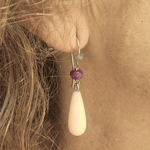 Boucles d'oreilles en or blanc, opales, labradorites et rubis 58 Facettes T241
