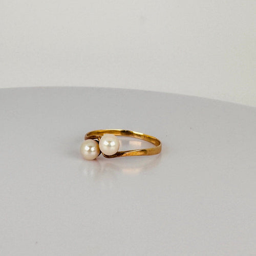 https://cdn.shopify.com/s/files/1/0829/5212/6812/files/Vintage14KYellowGoldTwoPearlRingfrontleftjpg_7da16ca2-2b4a-4570-8732-016482872979.jpg?v=1785923719