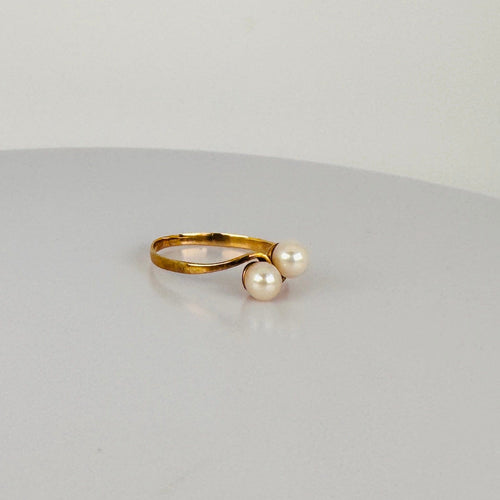 https://cdn.shopify.com/s/files/1/0829/5212/6812/files/Vintage14KYellowGoldTwoPearlRingfrontright_bc7404c9-bed4-4957-9473-481ced81926d.jpg?v=1785923719