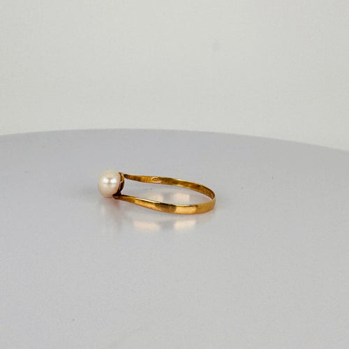 https://cdn.shopify.com/s/files/1/0829/5212/6812/files/Vintage14KYellowGoldTwoPearlRingsideleft_04d337df-0cdf-4105-8202-4fba51e6a5c0.jpg?v=1785923735