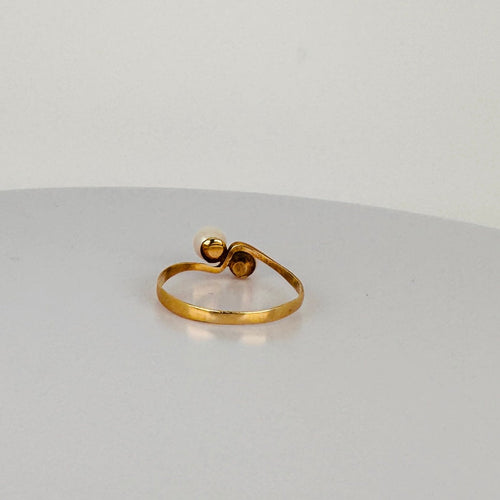 https://cdn.shopify.com/s/files/1/0829/5212/6812/files/Vintage14KYellowGoldTwoPearlRingback_625dea2a-2db5-4da3-a4e7-5d9aca754103.jpg?v=1785923719