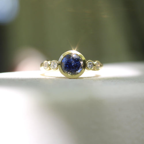 Bague 48 Signature - Bague en or 18 ct avec saphir et diamants 58 Facettes 11183