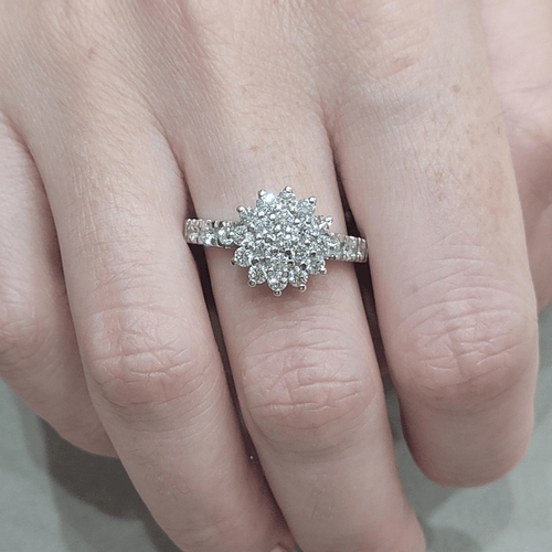 55 Bague rosette en or blanc et diamants 58 Facettes S309