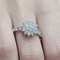 55 Bague rosette en or blanc et diamants 58 Facettes S309