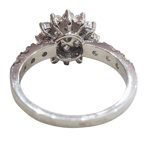 55 Bague rosette en or blanc et diamants 58 Facettes S309