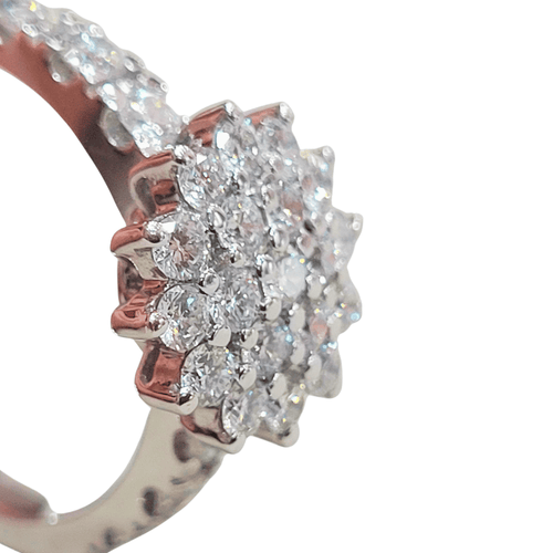 55 Bague rosette en or blanc et diamants 58 Facettes S309
