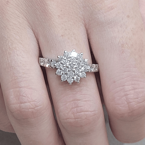 55 Bague rosette en or blanc et diamants 58 Facettes S309
