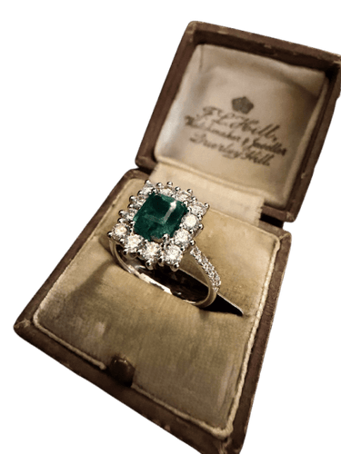 Bague en or blanc avec émeraude et diamants