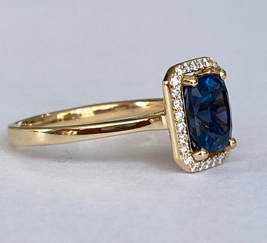 53 ALGT - Bague en or jaune 18 ct avec spinelle et diamants 58 Facettes ring