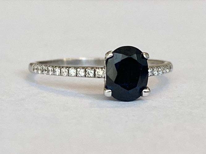 52 Diana - Bague en or blanc 18 kt, saphir et diamants 58 Facettes ring