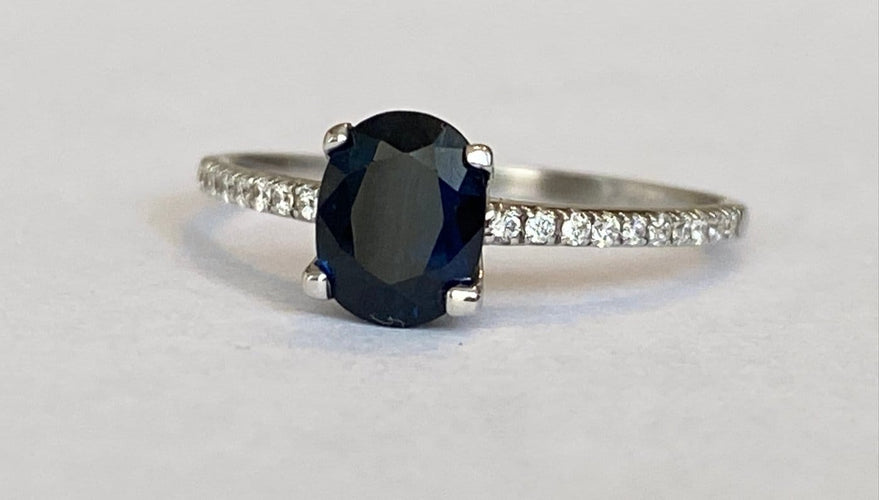52 Diana - Bague en or blanc 18 kt, saphir et diamants 58 Facettes ring
