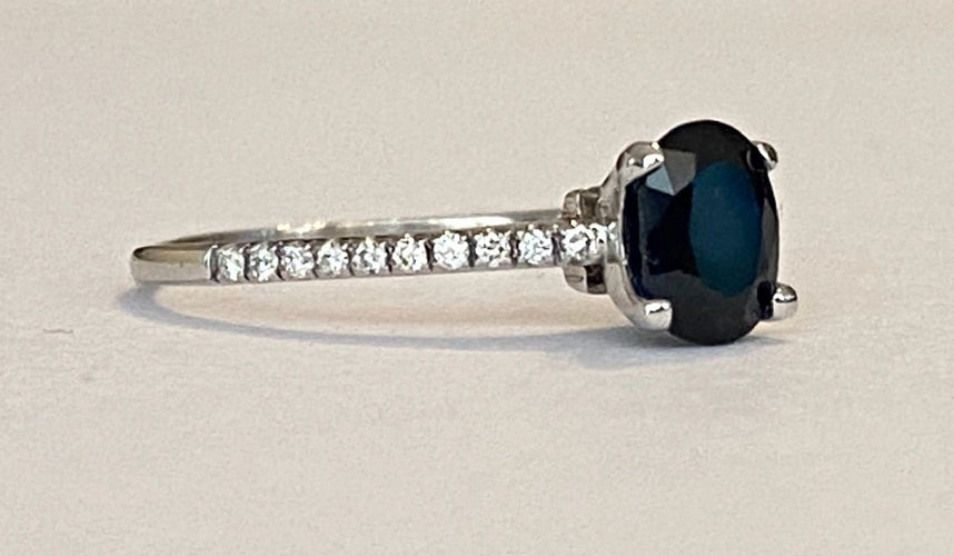 52 Diana - Bague en or blanc 18 kt, saphir et diamants 58 Facettes ring